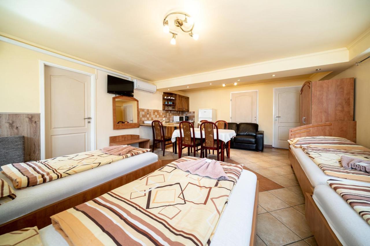 Szenti Vendeghaz Bed and Breakfast Γκιόρ Εξωτερικό φωτογραφία