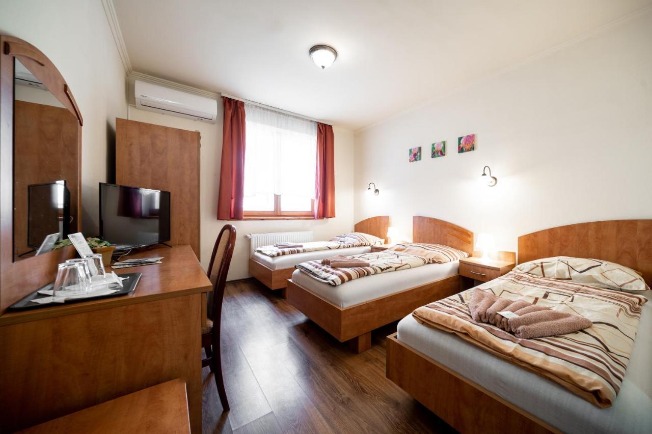 Szenti Vendeghaz Bed and Breakfast Γκιόρ Εξωτερικό φωτογραφία