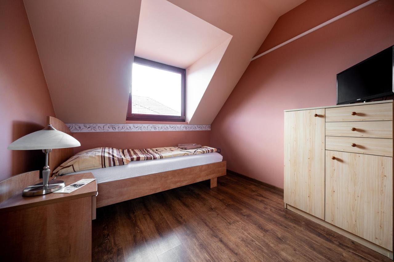 Szenti Vendeghaz Bed and Breakfast Γκιόρ Εξωτερικό φωτογραφία