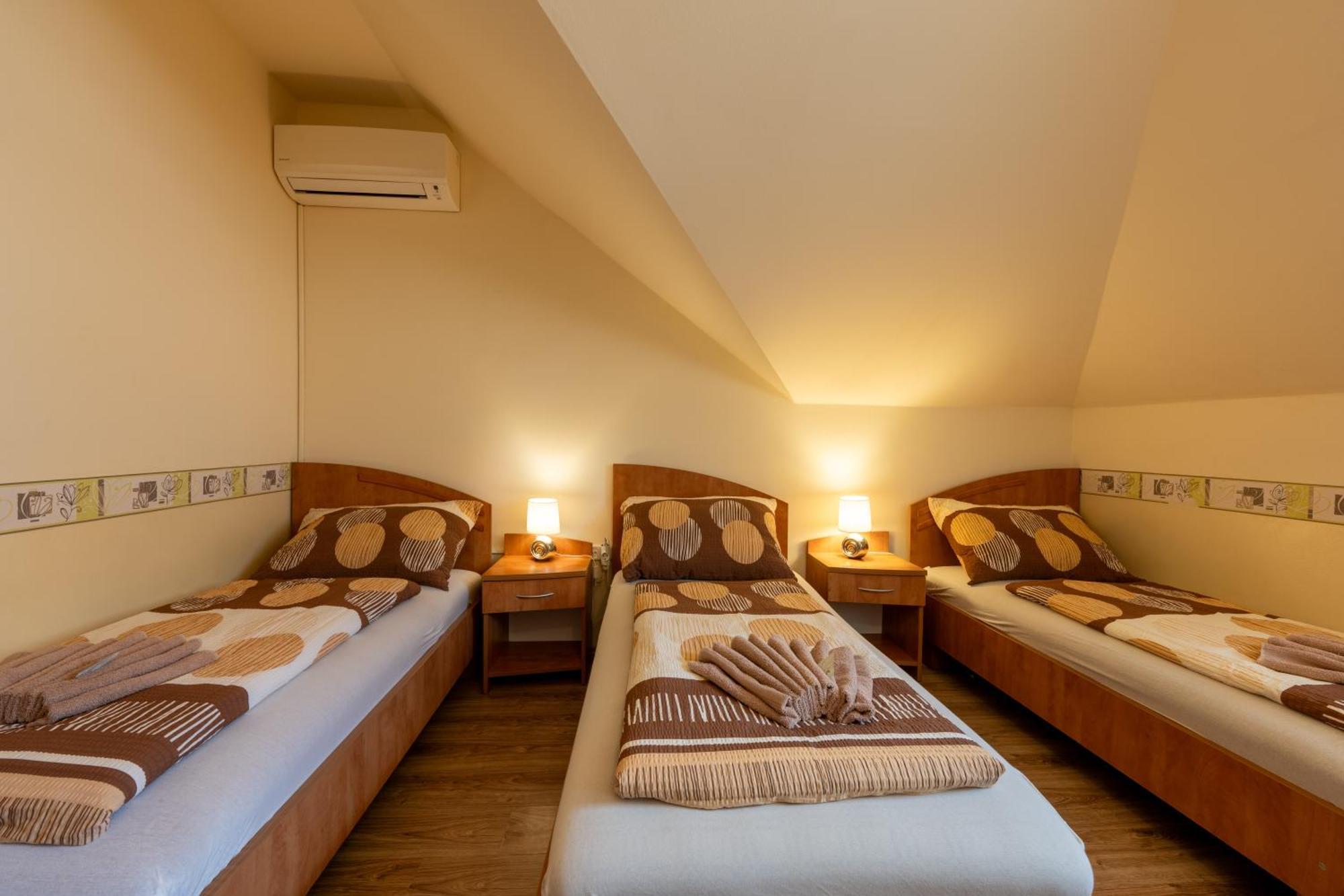 Szenti Vendeghaz Bed and Breakfast Γκιόρ Εξωτερικό φωτογραφία
