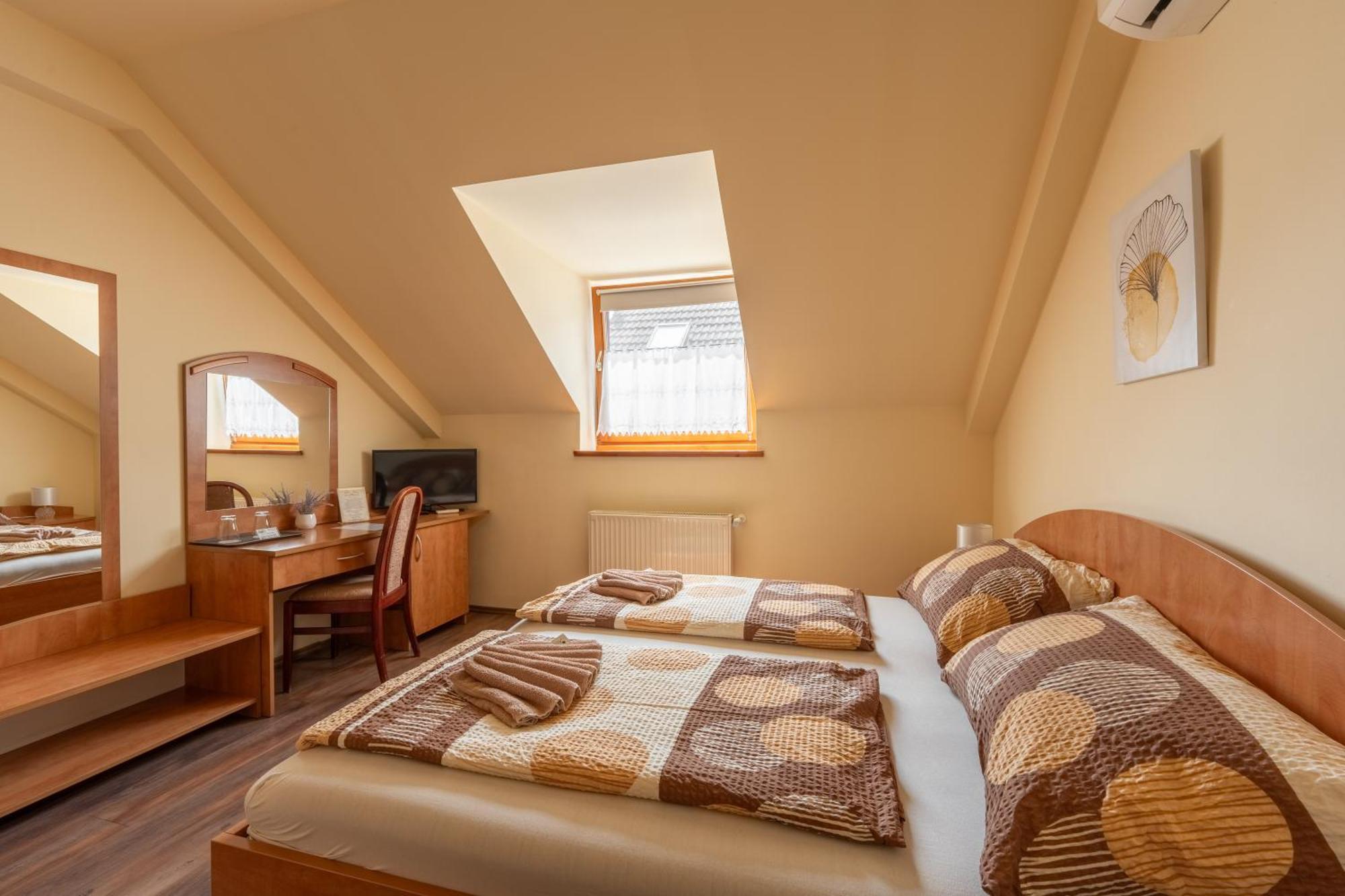 Szenti Vendeghaz Bed and Breakfast Γκιόρ Εξωτερικό φωτογραφία