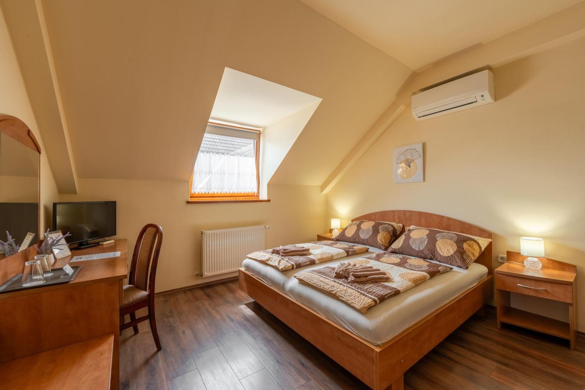 Szenti Vendeghaz Bed and Breakfast Γκιόρ Εξωτερικό φωτογραφία