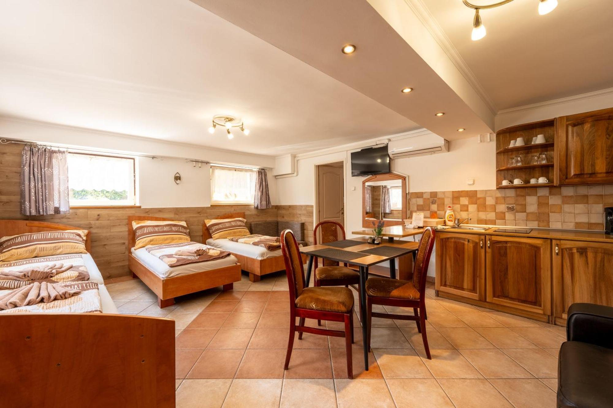 Szenti Vendeghaz Bed and Breakfast Γκιόρ Εξωτερικό φωτογραφία